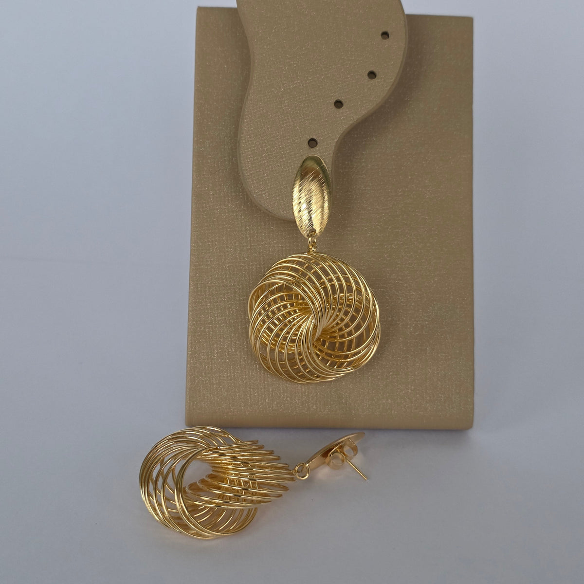Aros Colgantes Nudo Esférico Trenzado Alambre Dorados Baño de Oro 18K — Joyería BomLeón