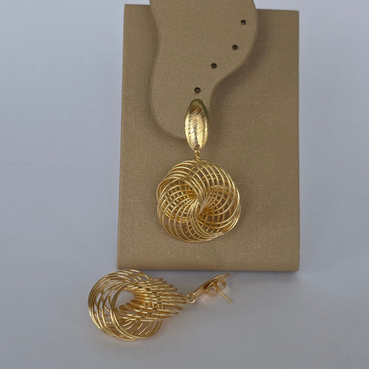 Aros Colgantes Nudo Esférico Trenzado Alambre Dorados Baño de Oro 18K — Joyería BomLeón