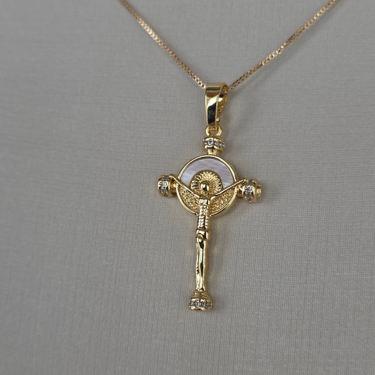 Dije Crucifijo Cristo Resucitado con Nácar y Microcircones Baño de Oro 18K — Joyería BomLeón