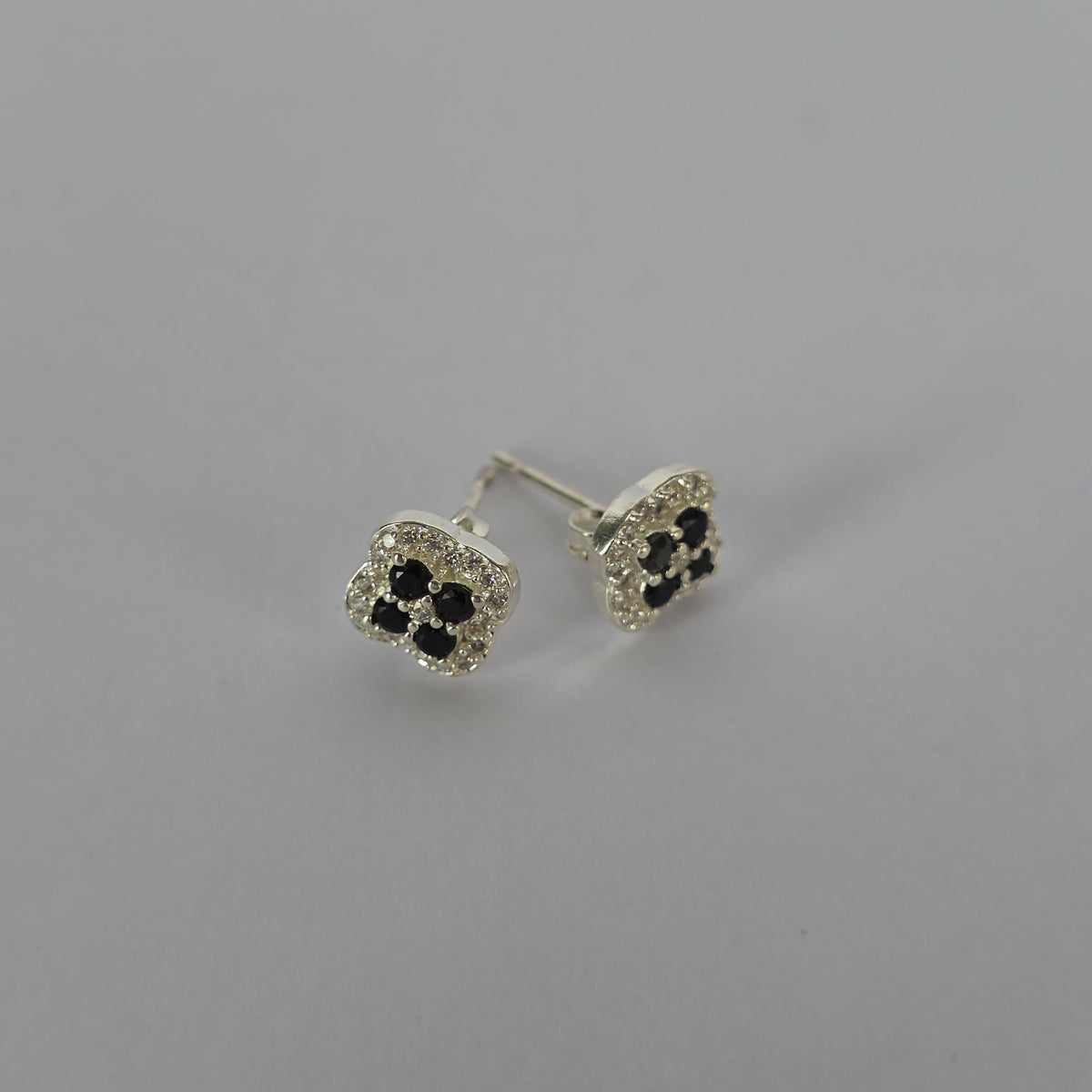 Aros con Tornillo Flor de Microcircones Negros con Halo en Plata 925