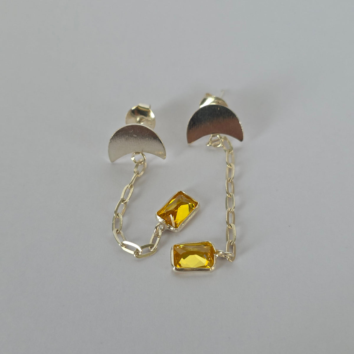 Aro con Tornillo Media Luna con Cadena y Microcircón Amarillo en Plata 925