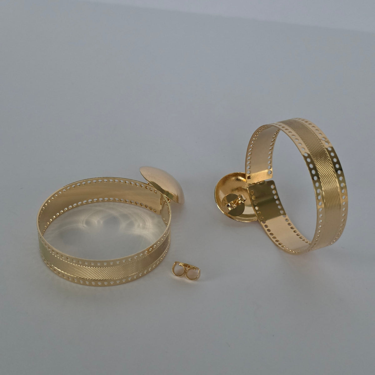Aros con Tornillo Ancha con Nudo Esférico y Borde Perlado · Baño de Oro 18K — Joyería BomLeón