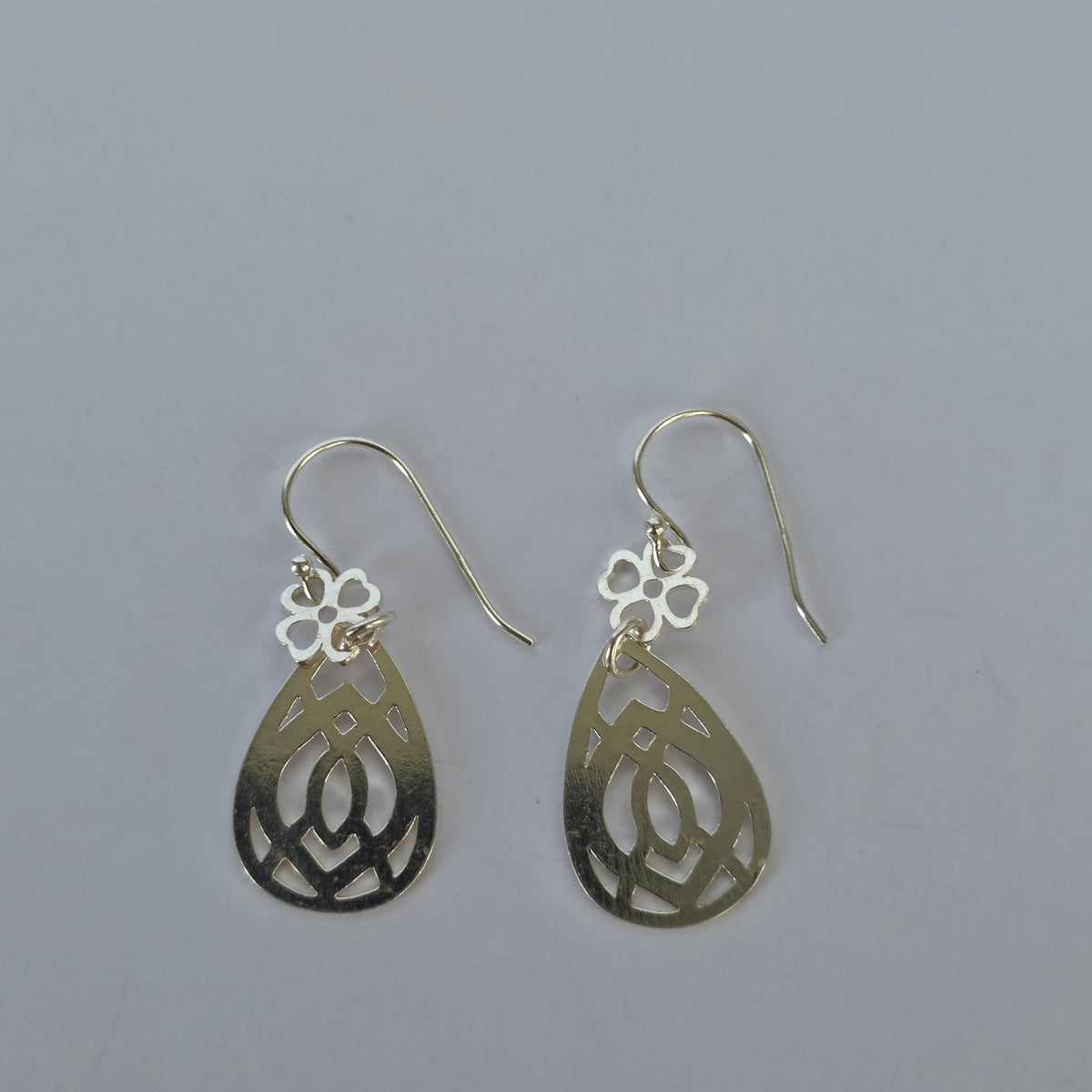 Aros Colgantes Gota Calada con Flor en Plata 925