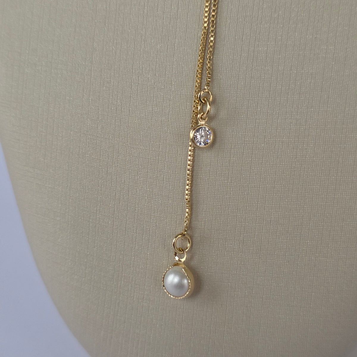 Cadena Lariat Microcircón y Perla Baño de Oro 18K — Joyería BomLeón