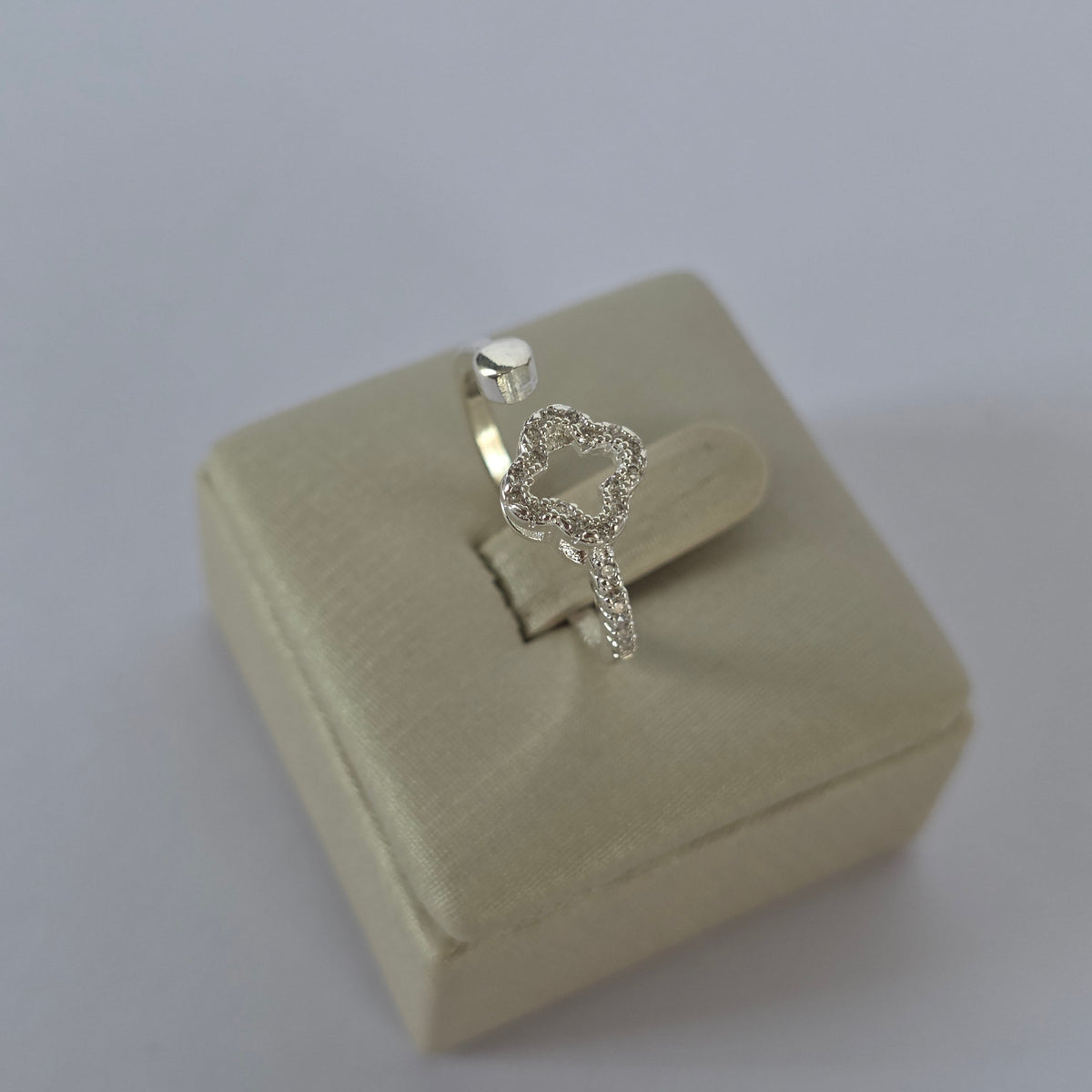 Anillo Ajustable Trébol Calado con Microcircones en Plata 925