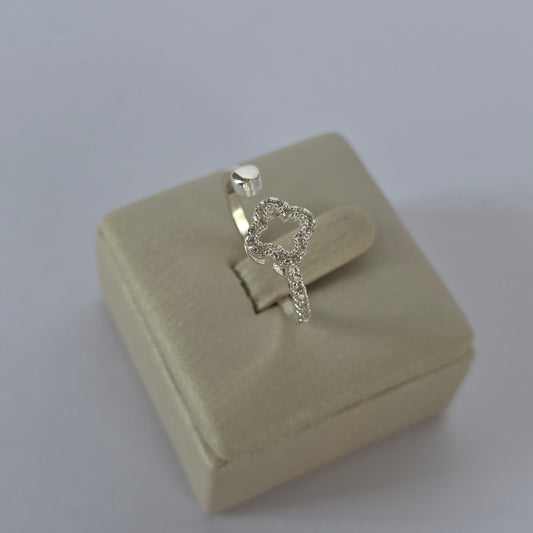 Anillo Ajustable Trébol Calado con Microcircones en Plata 925