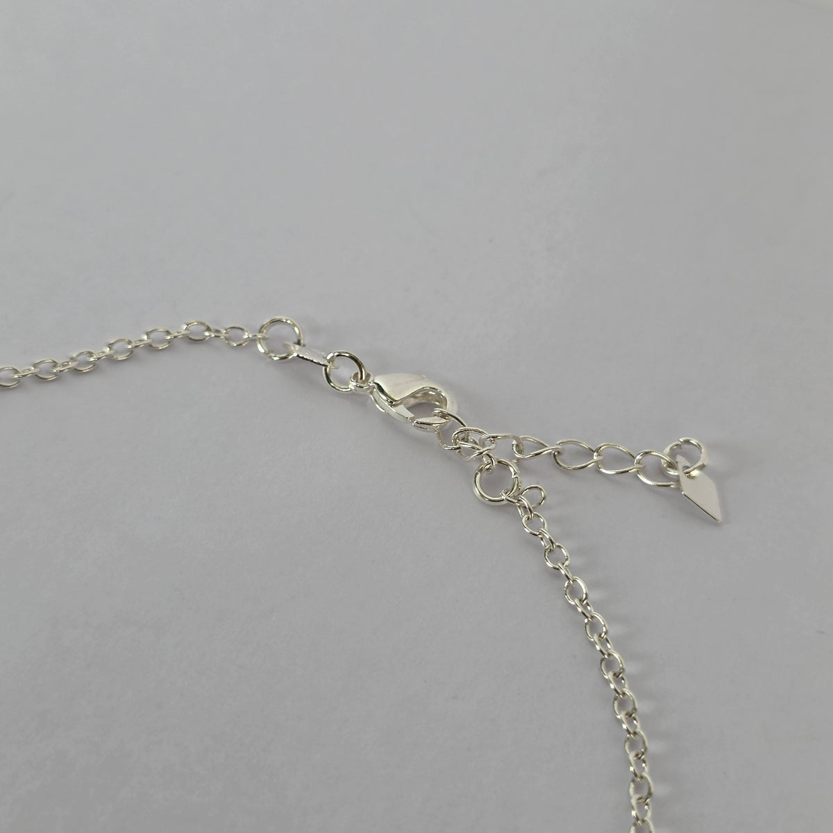 Tobillera Manos de Fátima Caladas con Delfín en Plata 925