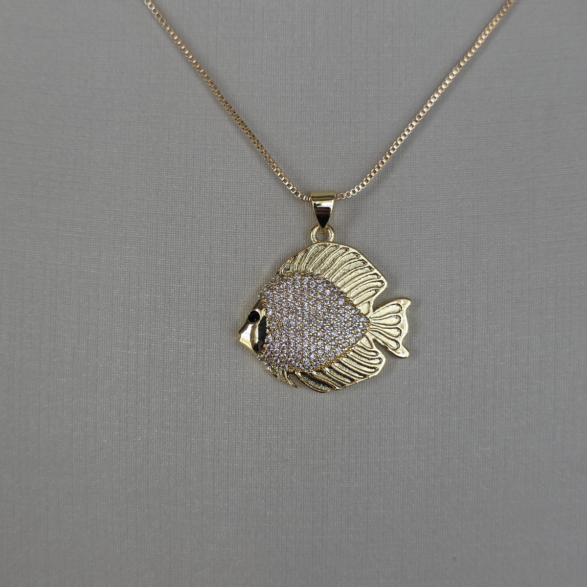Dije Pez Tropical con Cuerpo Pavé de Microcircones Baño de Oro 18K — Joyería BomLeón