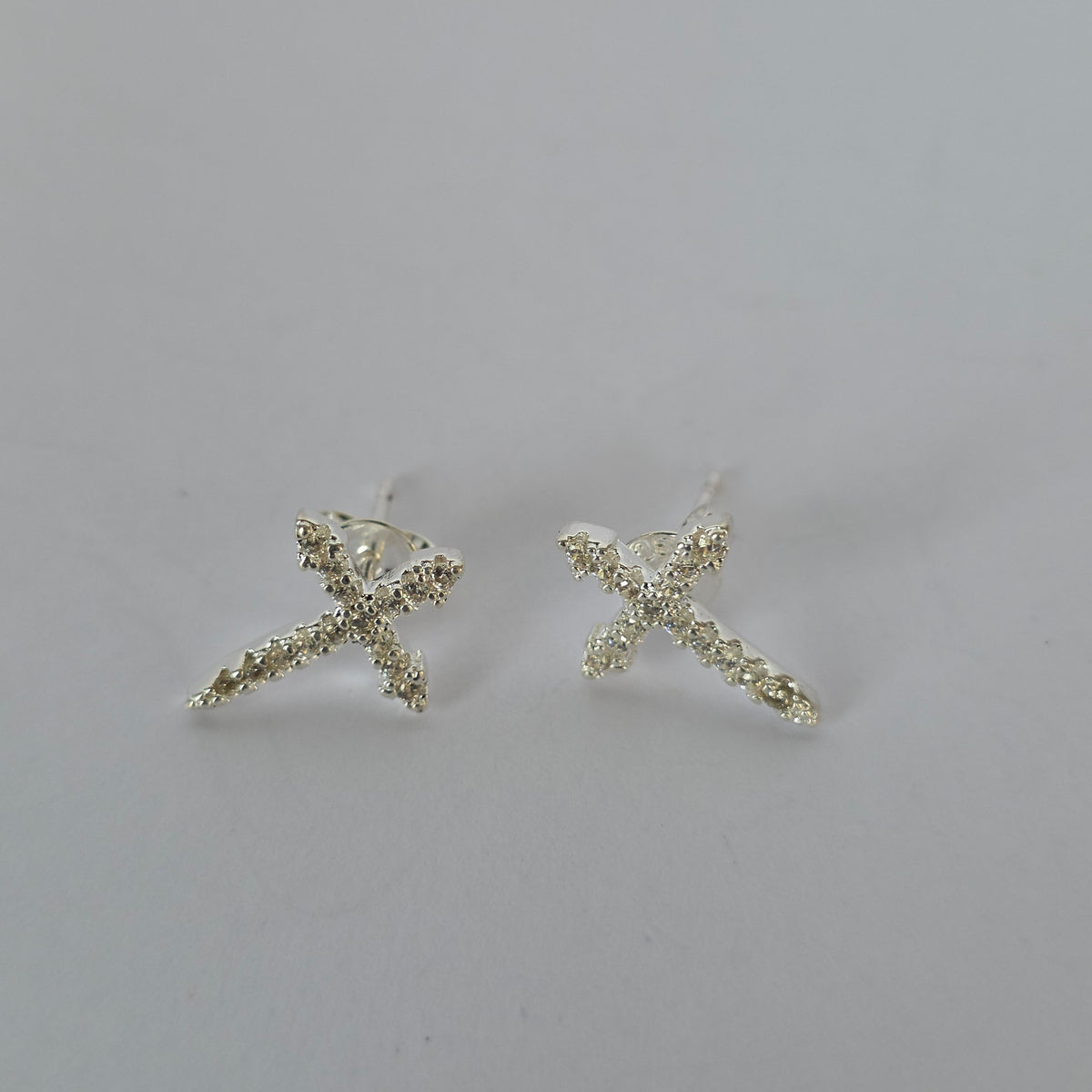 Aros con tornillo Cruz Pavé con Microcircones en Plata 925