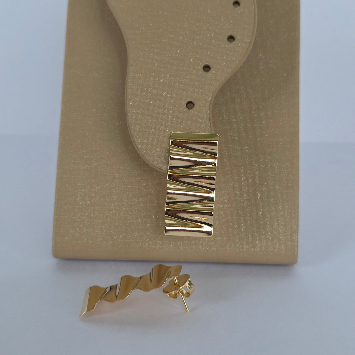 Aros Tipo Topo Rectángulo Ondulado Estriado Dorados Baño de Oro 18K — Joyería BomLeón