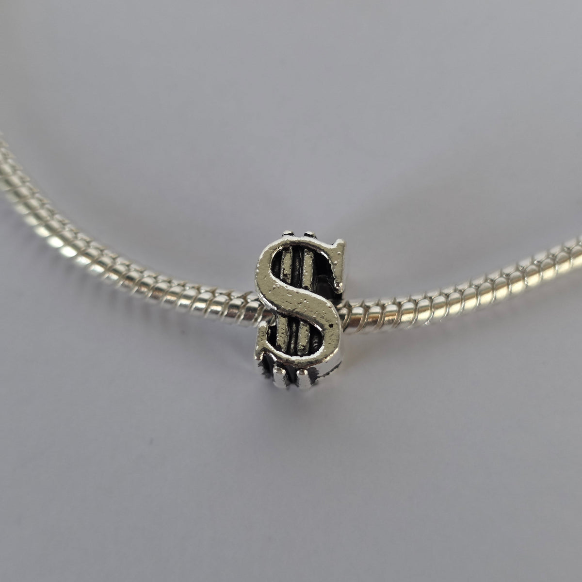 Charm Símbolo de Dólar en Relieve Plata 925