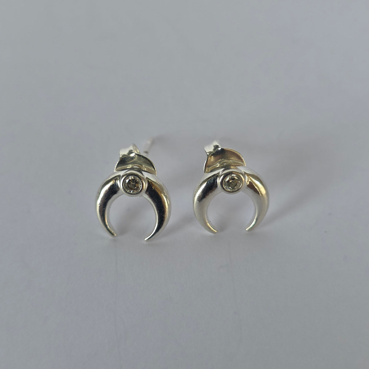Aros con tornillo Media Luna con Microcircón en Plata 925