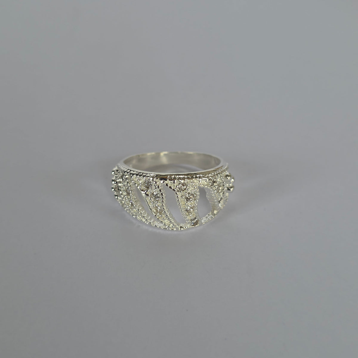 Anillo Ancho de Ondas Caladas con Microcircones en Plata 925