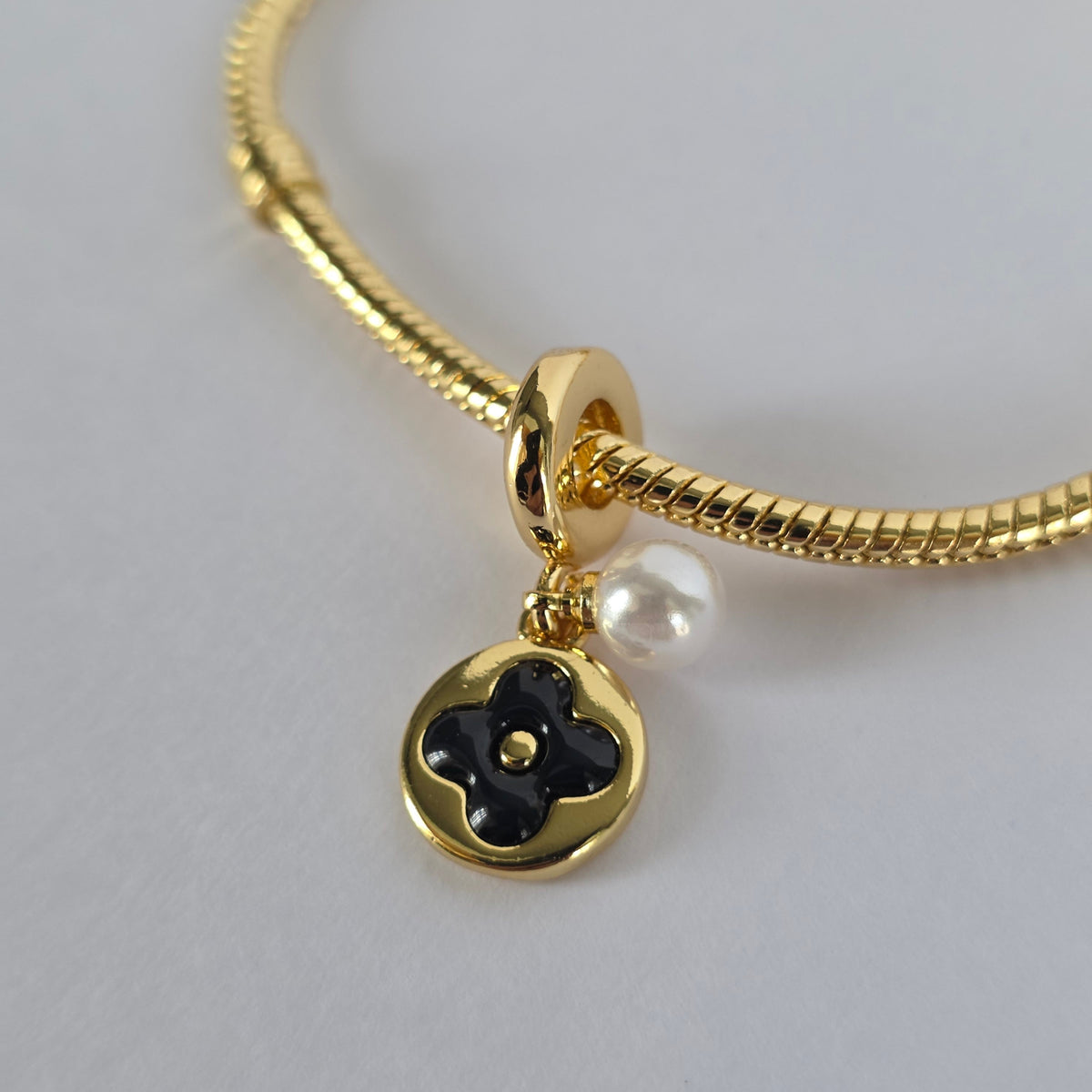 Charm Pulsera Medalón Trébol Esmalte Negro y Perla Baño de Oro 18K — Joyería BomLeón