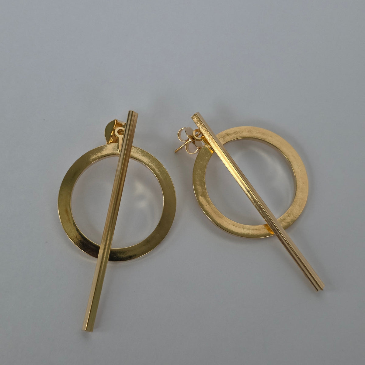 Aros Tipo Topo Círculo con Barra Diagonal Dorados Baño de Oro 18K — Joyería BomLeón