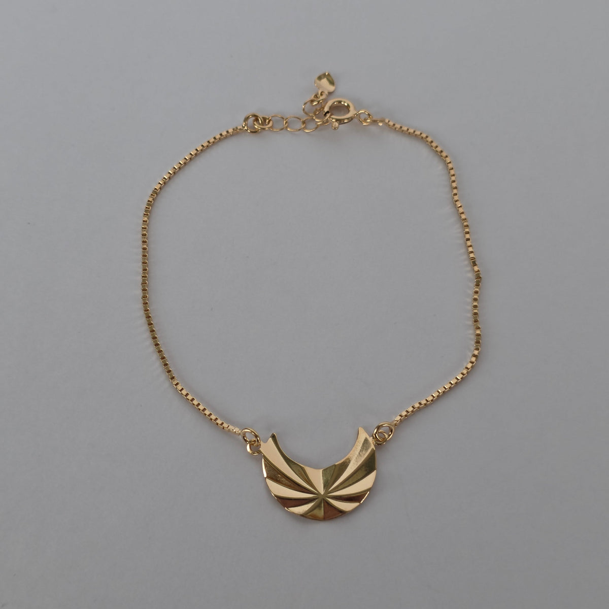 Pulsera Cadena Veneciana con Dije Luna Texturizada – Baño de Oro 18K — Joyería BomLeón