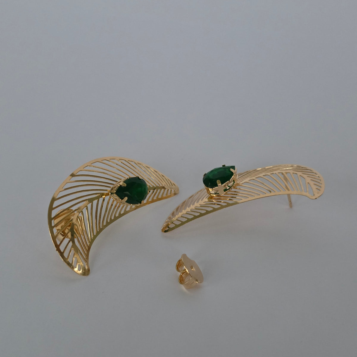 Aros Hoja Calada con Microcircón Verde Baño de Oro 18K — Joyería BomLeón