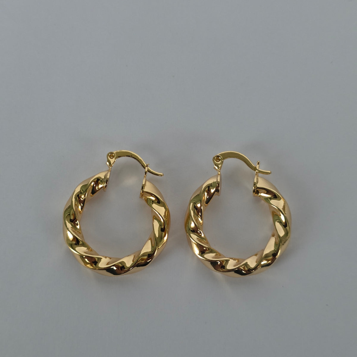 Aros Argolla Redonda Torsada Cuerpo Ancho Dorado Baño de Oro 18K — Joyería BomLeón