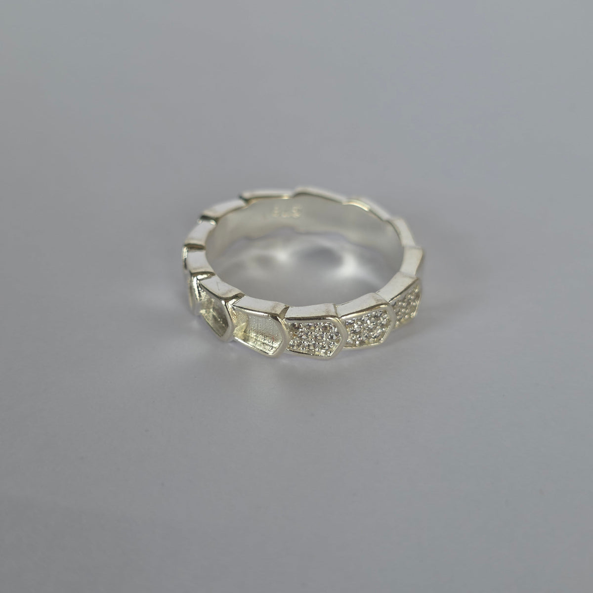Anillo Geométrico Segmentado con Microcircones en Plata 925