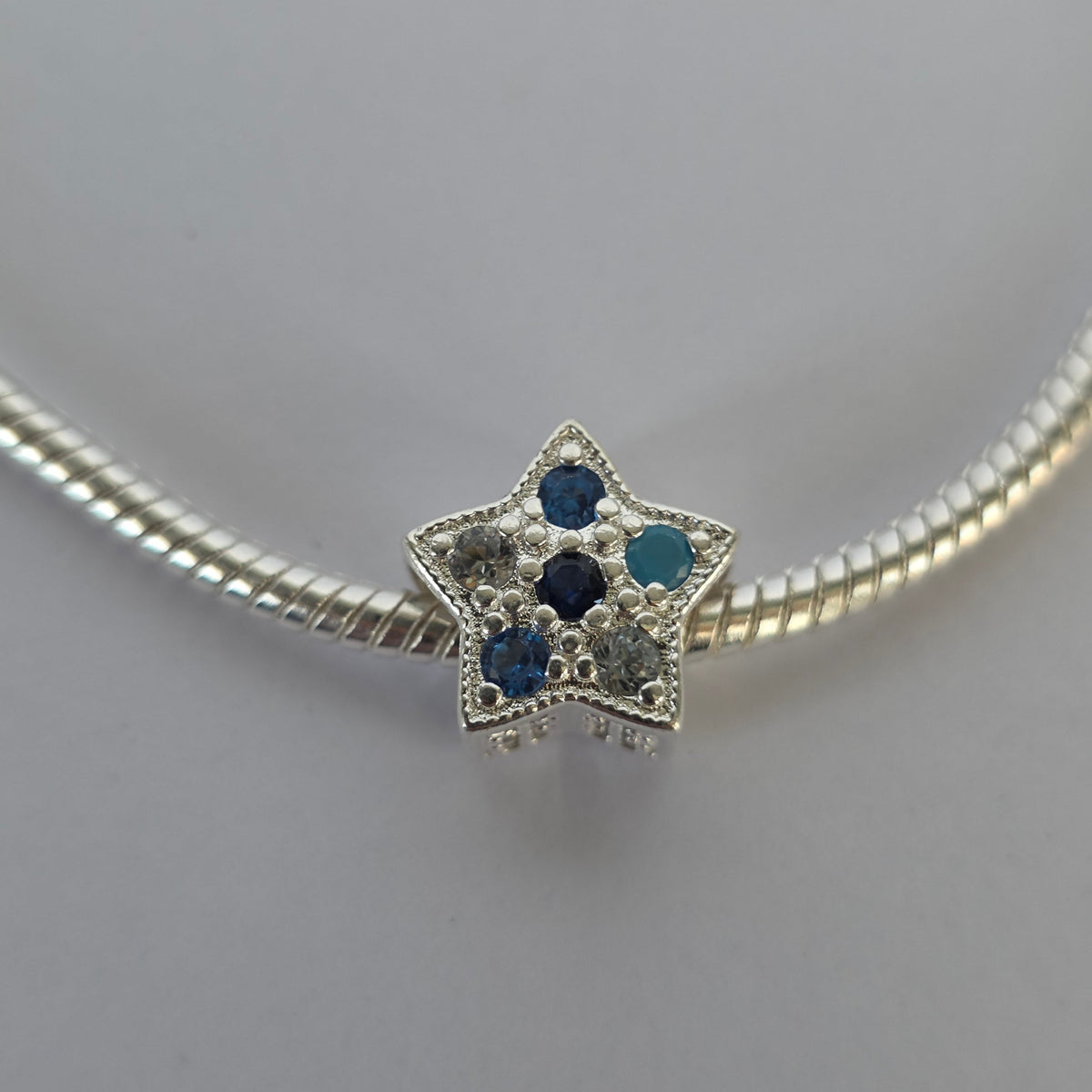 Comprar Charm Estrella con Microcircones Azules y Grises Plata 925 - Joyería BomLeón Chile