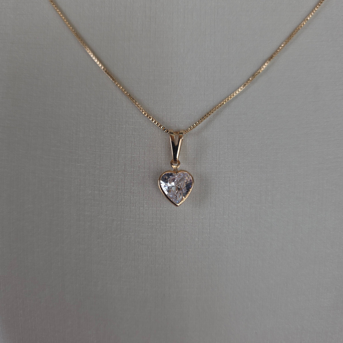 Dije Corazón de Microcircoń Blanco en Bezel Baño de Oro 18K — Joyería BomLeón