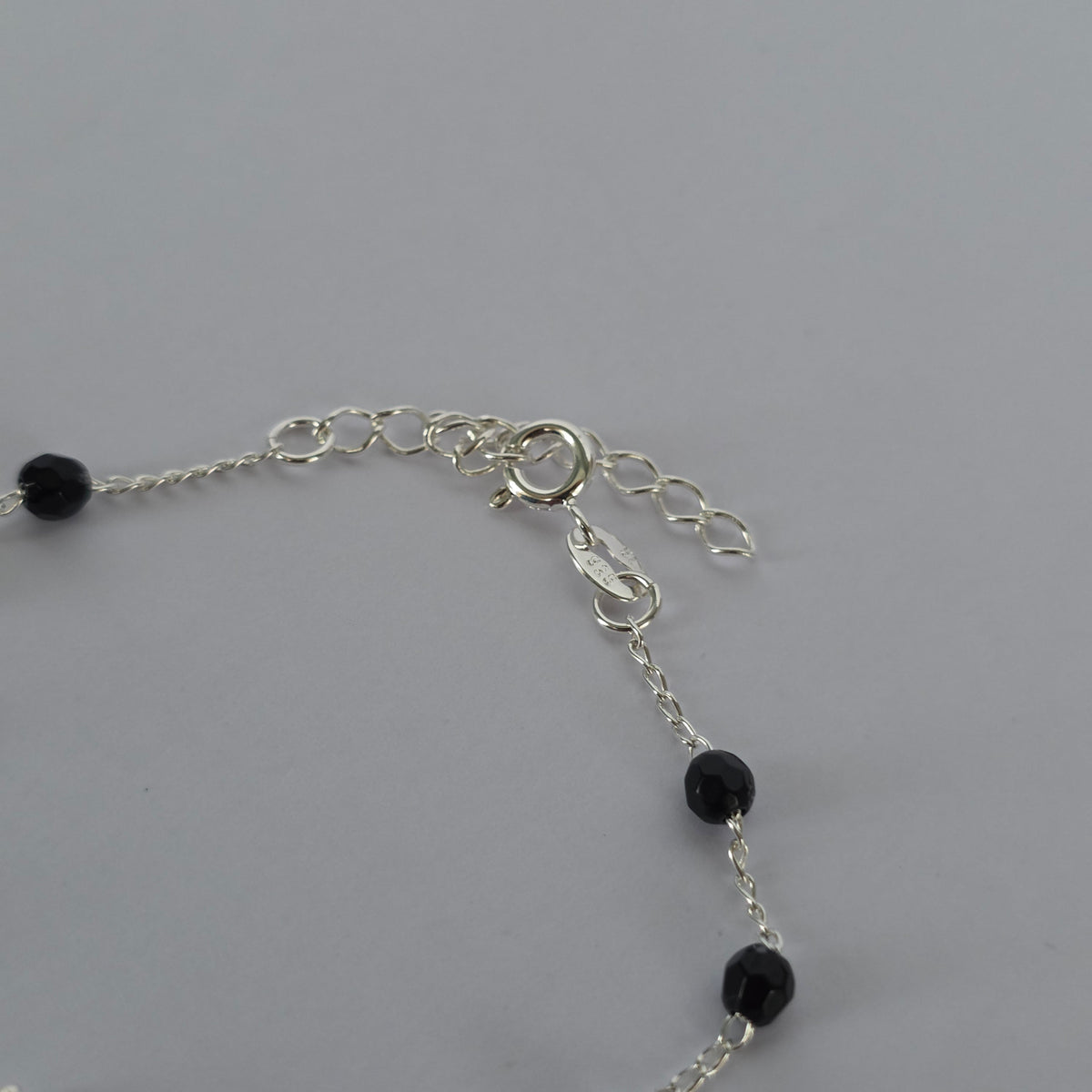 Pulsera Nudo Entrelazado con Microcircones Negros en Plata 925