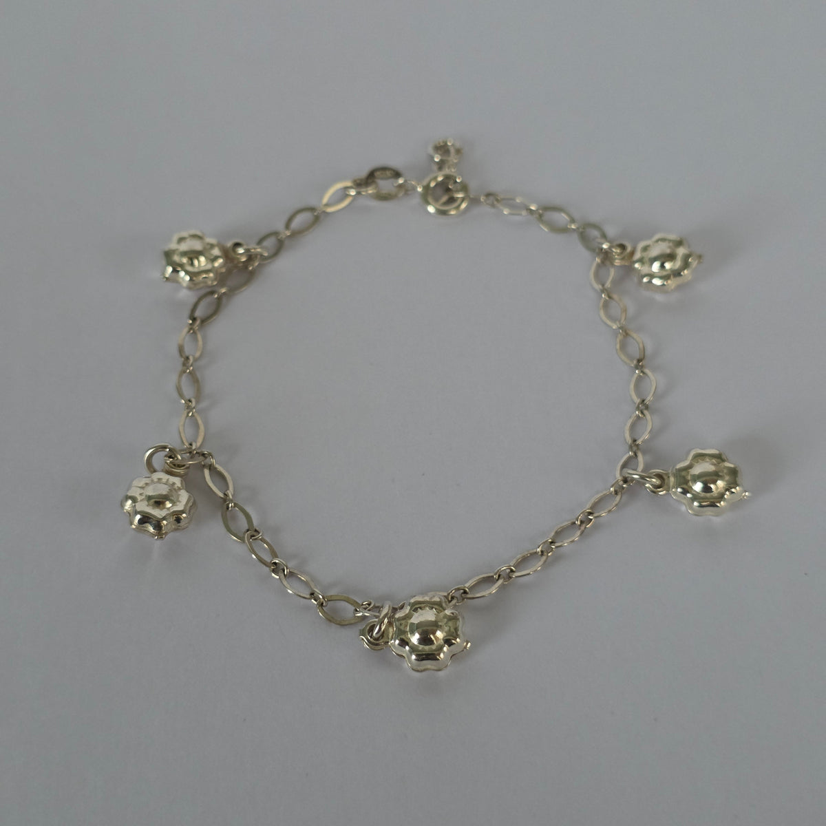 Pulsera de Dijes Florales con Eslabones Ovalados en Plata 925