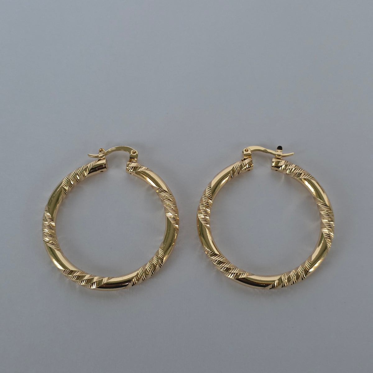 Aros Argolla Redonda Textura Trenzada Espiral Dorado Baño de Oro 18K — Joyería BomLeón