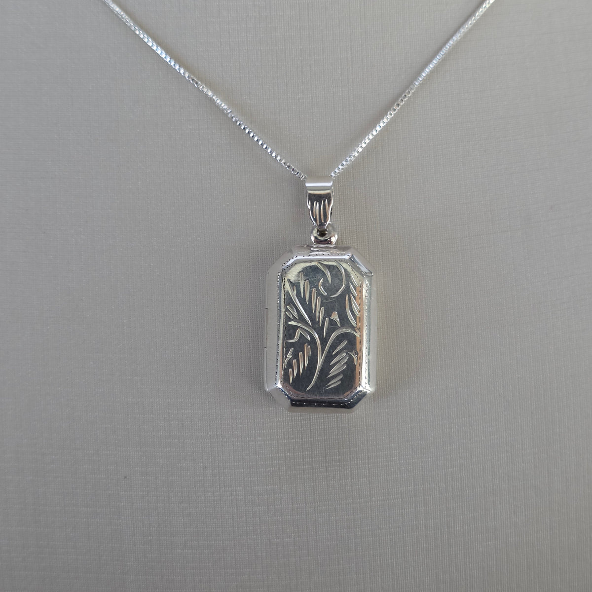 Comprar Colgante Relicario Rectangular con Grabado Vegetal Plata 925 - Joyería BomLeón Chile