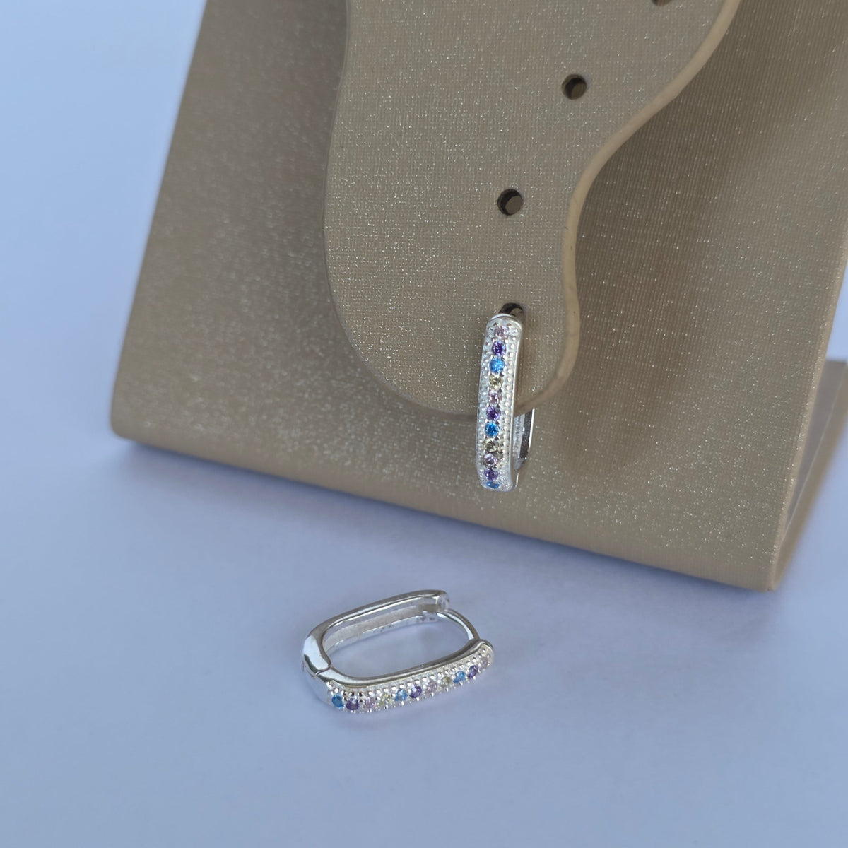 Aros Argolla Rectangular con Microcircones Celestes y Violetas en Plata 925