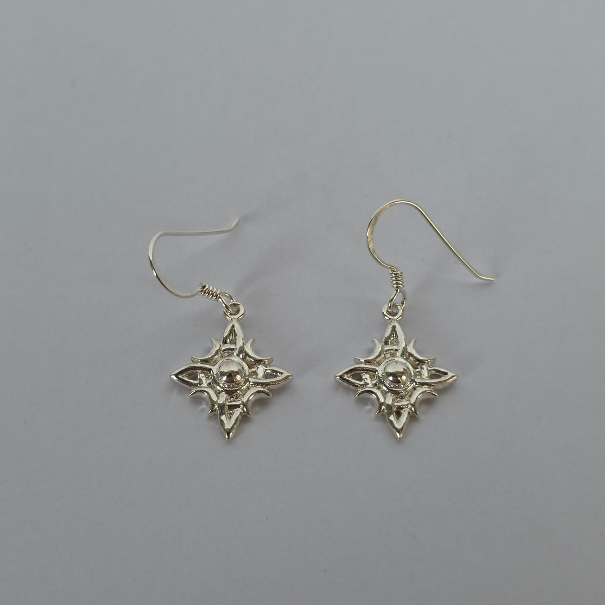Aros Colgantes Estrella Ornamental de Cuatro Puntas en Plata 925