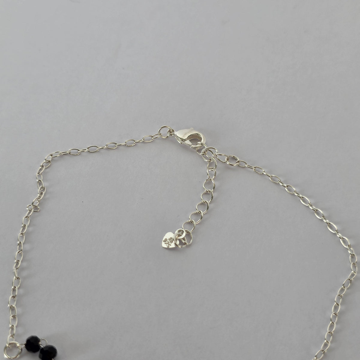 Tobillera Corazón Texturizado con Microcircones Negros en Plata 925