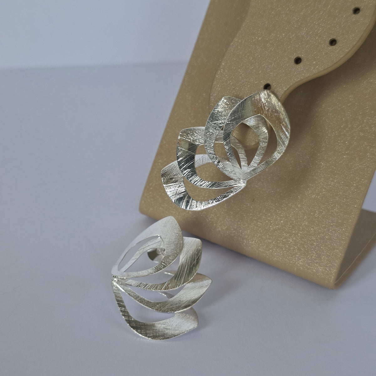 Aros con tornillo Espiral Pétalos Escalonados en Plata 925