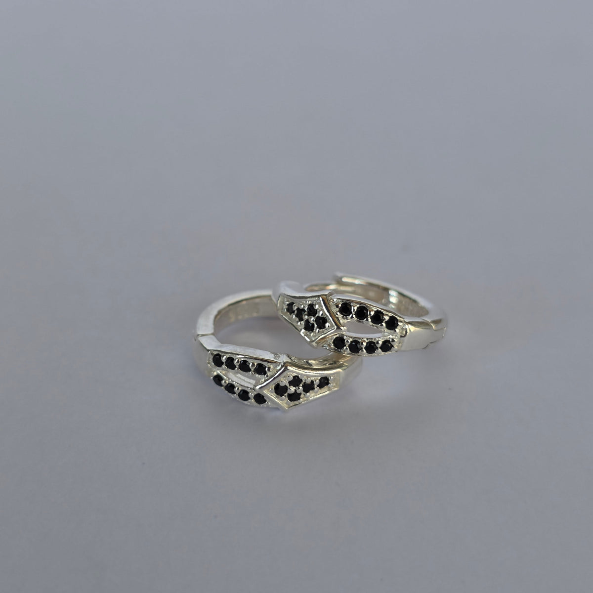 Comprar Aros Argolla Geométrica con Microcircones Negros en Plata 925 - Joyería BomLeón Chile