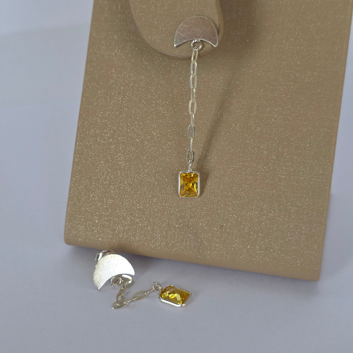 Aro con Tornillo Media Luna con Cadena y Microcircón Amarillo en Plata 925