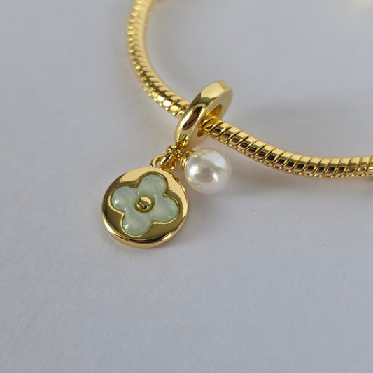 Charm Pulsera Medalón Trébol Esmalte Blanco y Perla Baño de Oro 18K — Joyería BomLeón