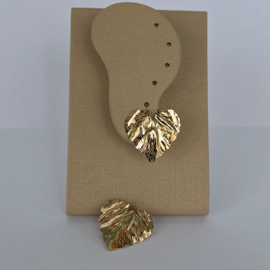Aretes Hoja Ondulada Texturizada Baño de Oro 18K — Joyería BomLeón