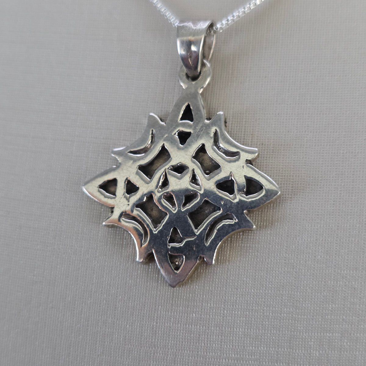 Comprar Colgante Rombo Ornamental Calado Plata 925 - Joyería BomLeón Chile