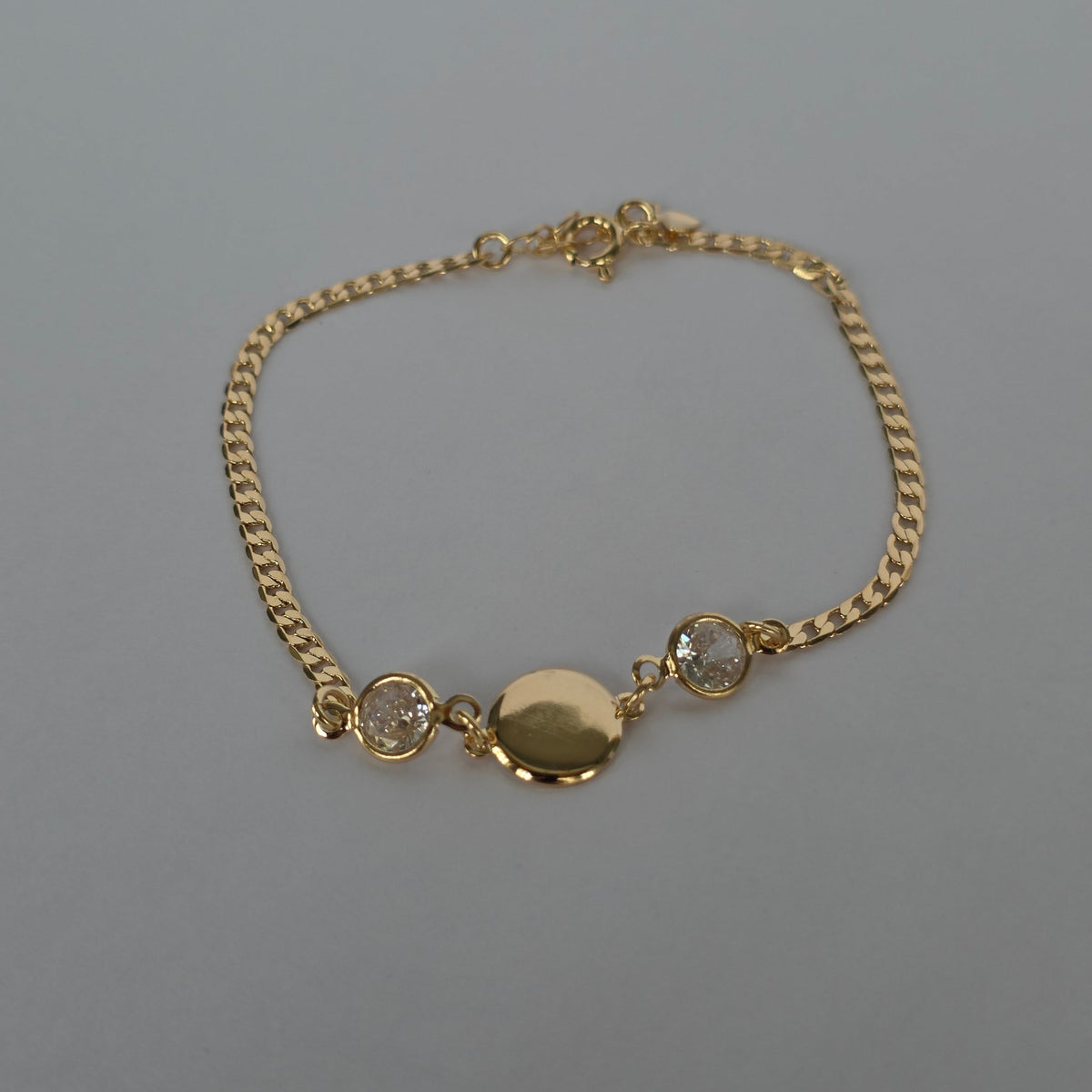 Pulsera Cadena Grumet con Dije Redondo y Microcircones – Baño de Oro 18K — Joyería BomLeón