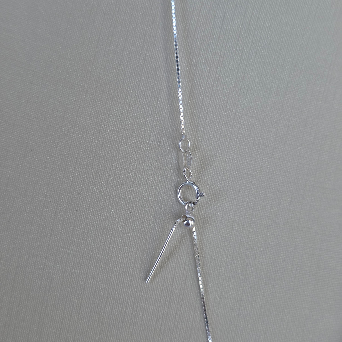 Cadena con Dije Gota Violeta en Plata 925