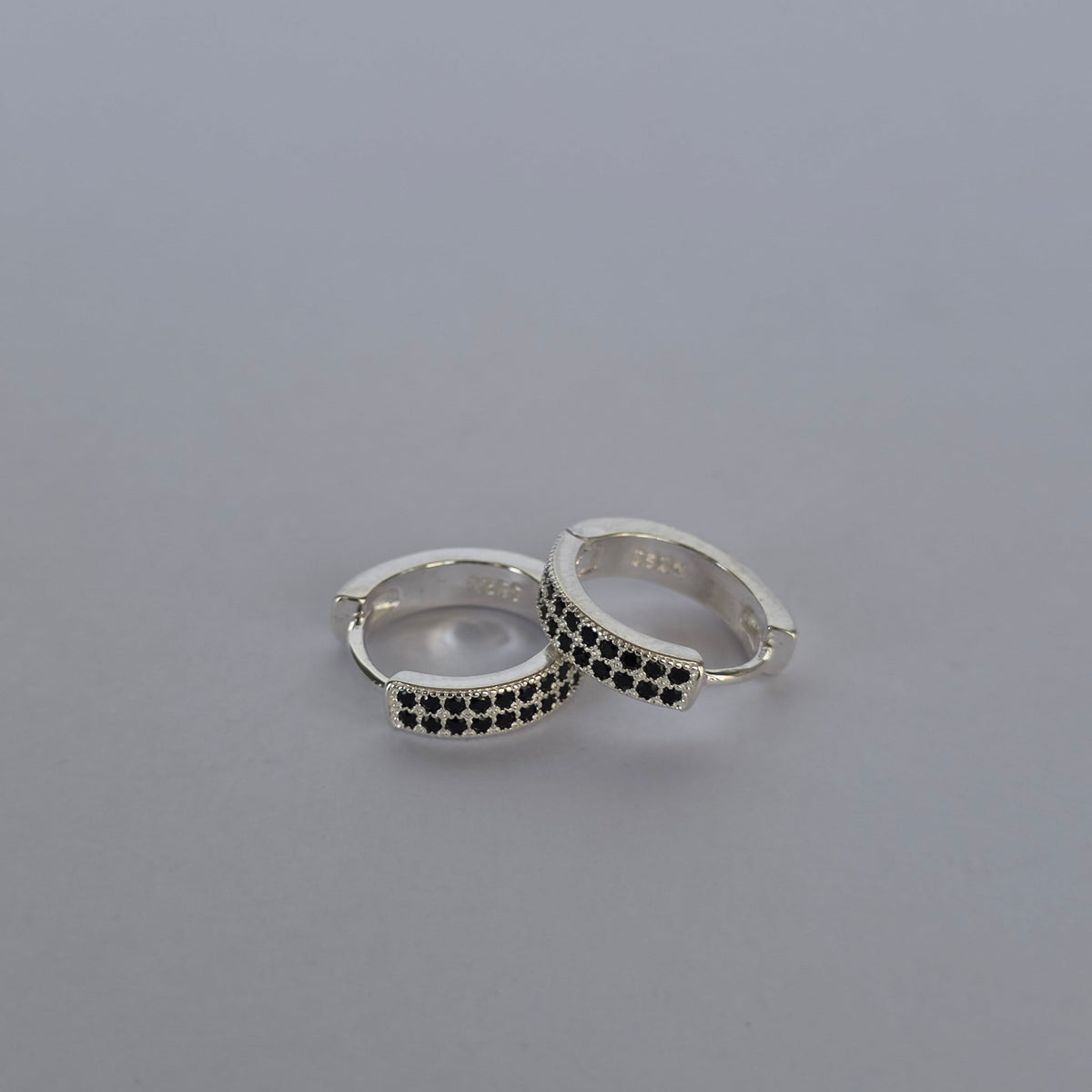 Comprar Aros Argolla Doble Fila de Microcircones Negros en Plata 925 - Joyería BomLeón Chile