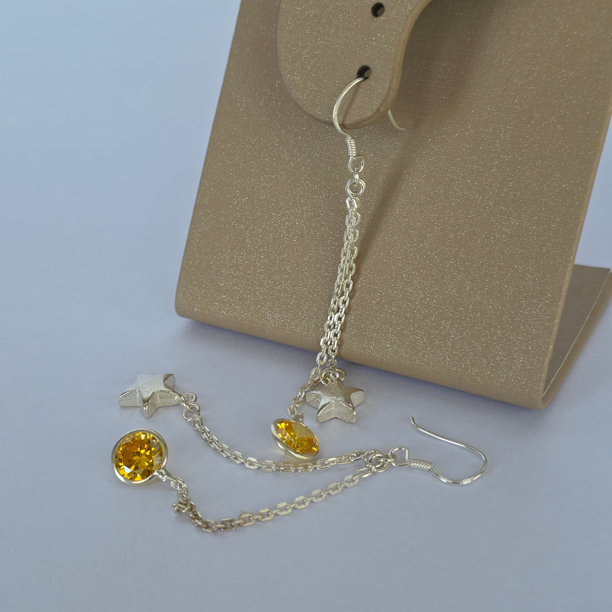 Aros Colgantes Estrellas con Microcircón Amarillo en Plata 925