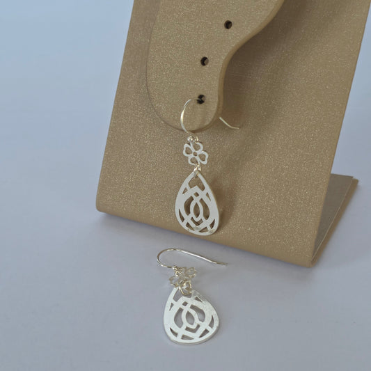 Aros Colgantes Gota Calada con Flor en Plata 925