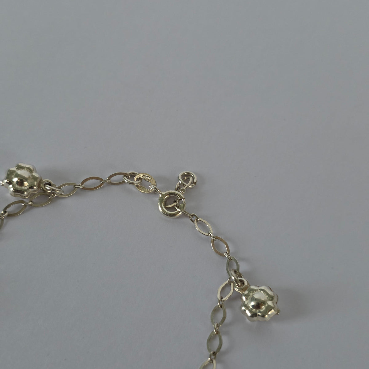Pulsera de Dijes Florales con Eslabones Ovalados en Plata 925