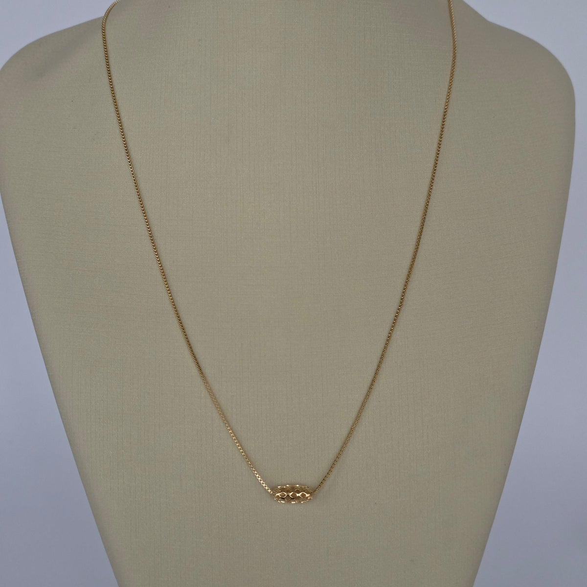 Collar Cadena Box con Dije Oval Calado Baño de Oro 18K — Joyería BomLeón