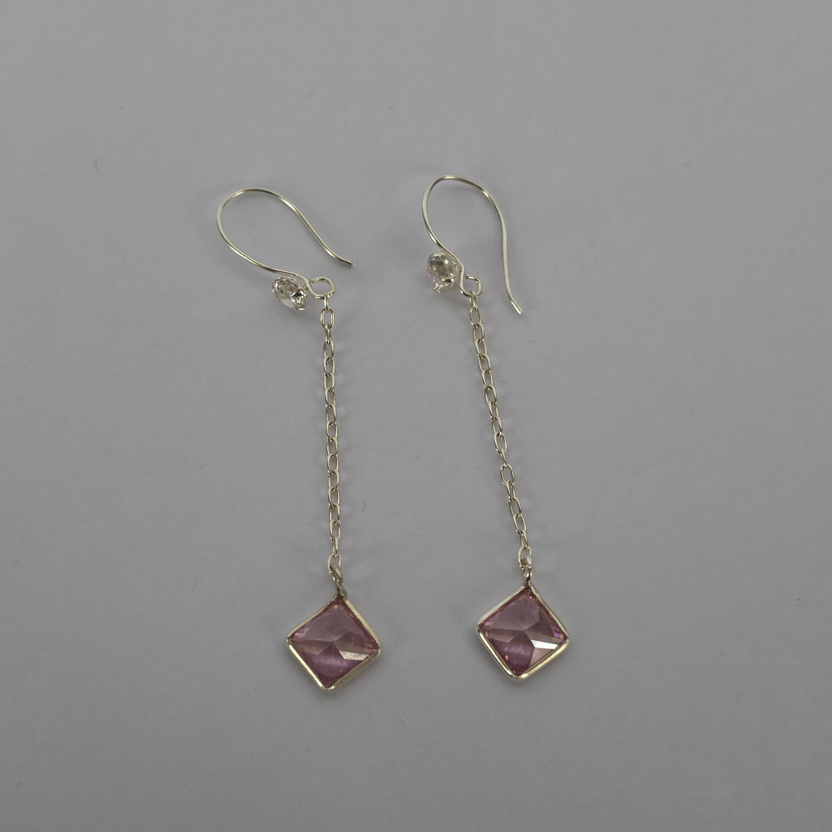 Aros Colgantes Cadena con Microcircón Rombo Rosado en Plata 925