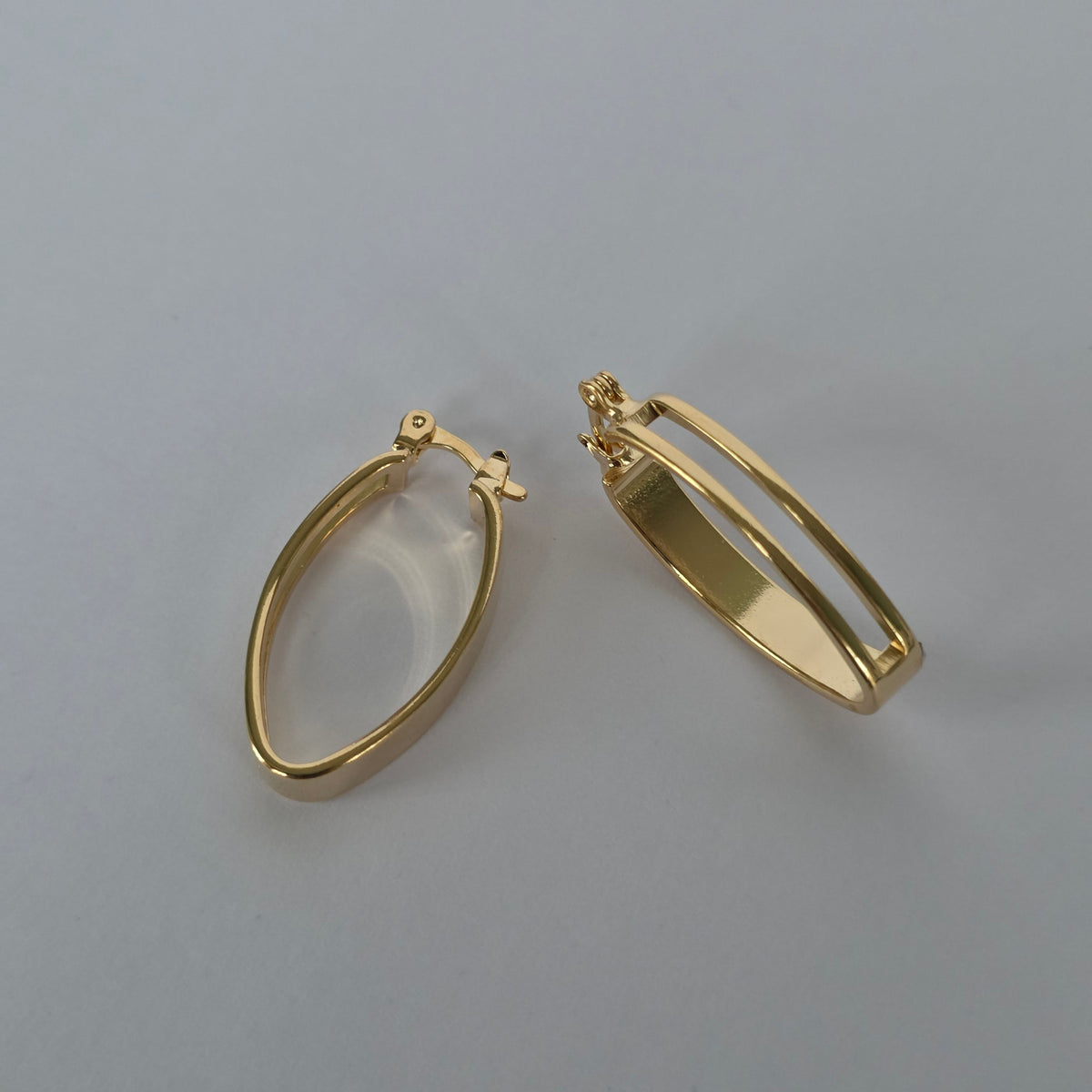 Argolla Ovalada Tubo Plano Ancho · Baño de Oro 18K — Joyería BomLeón