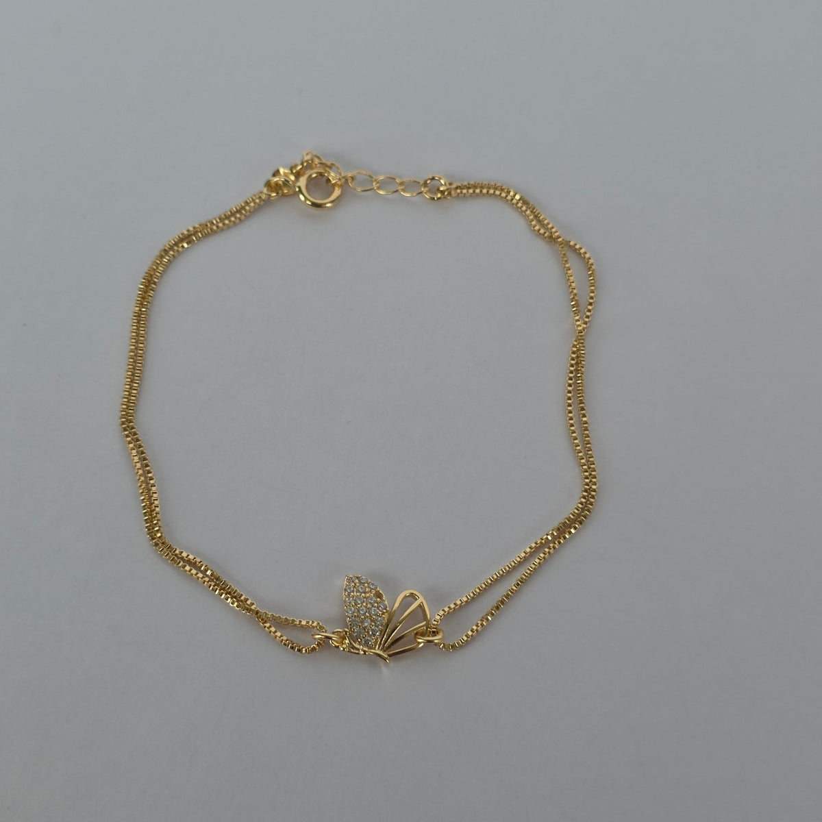 Pulsera Doble Cadena Veneciana con Mariposa y Microcircones – Baño de Oro 18K — Joyería BomLeón