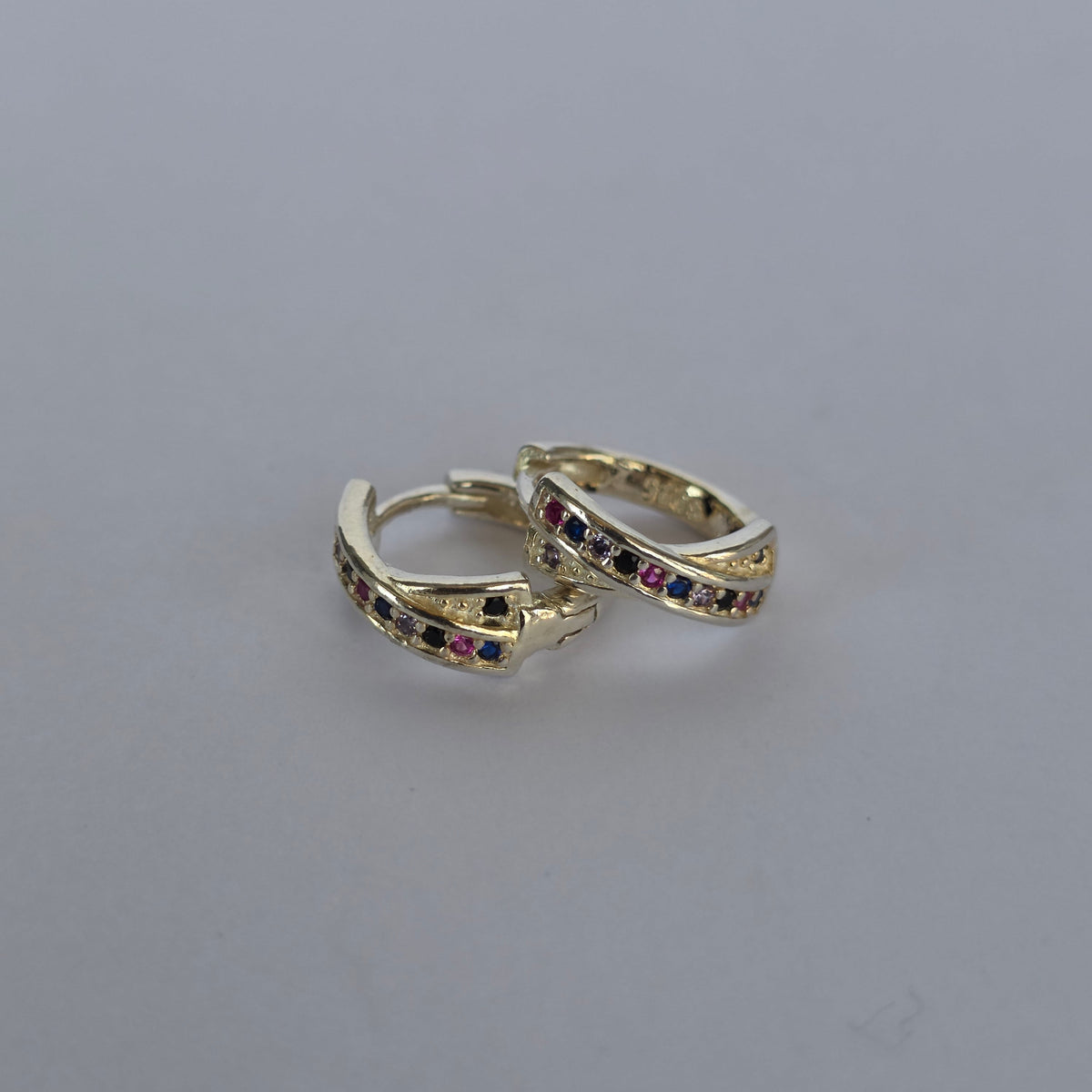 Comprar Aros Argolla Cruzada con Microcircones Multicolor en Plata 925 - Joyería BomLeón Chile