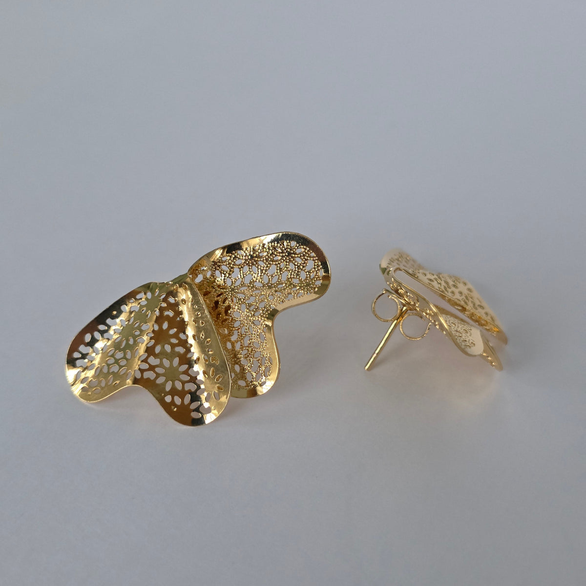 Aros Mariposa Calada con Filigrana Dorada Baño de Oro 18K — Joyería BomLeón